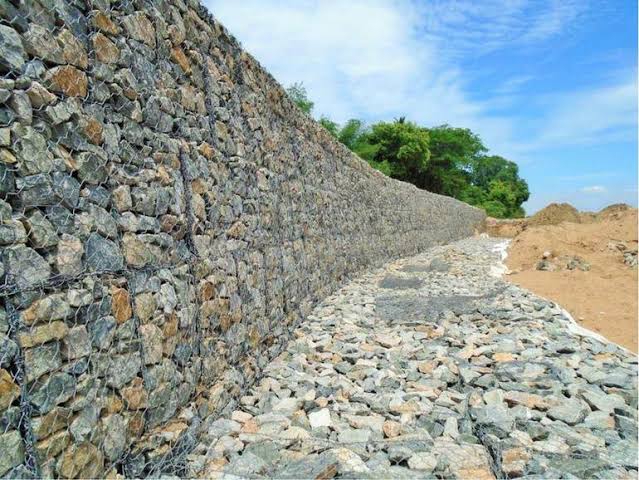 Rock Solid Solutions: Advanced Techniques in Retaining Wall Construction Jan 2024